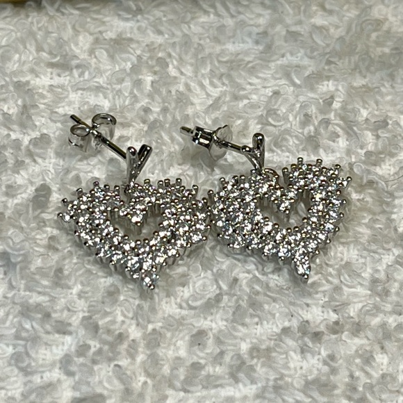 🖤Pretty dangle-pave setting heart earrings —silver tone NWOT - Picture 3 of 8